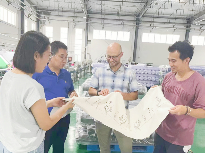 德國(guó)ORTOVOX品牌面料主管David前來(lái)飛鷺拜訪參觀