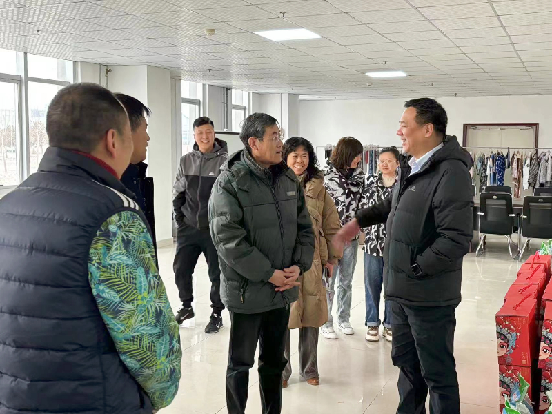 新鄉(xiāng)市經(jīng)開區(qū)管委會(huì)領(lǐng)導(dǎo)一行蒞臨我司慰問(wèn)在崗員工